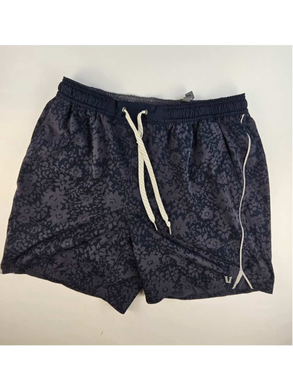 Vuori Kore Shorts Men’s Medium Navy Vintage Floral 7” Lined Athletic